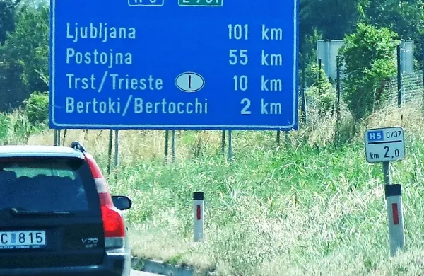 Tabla na hitri cesti malo pred Bertoki. 