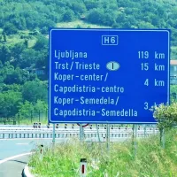 Tabla pred predorom Markovec na izolski strani. 