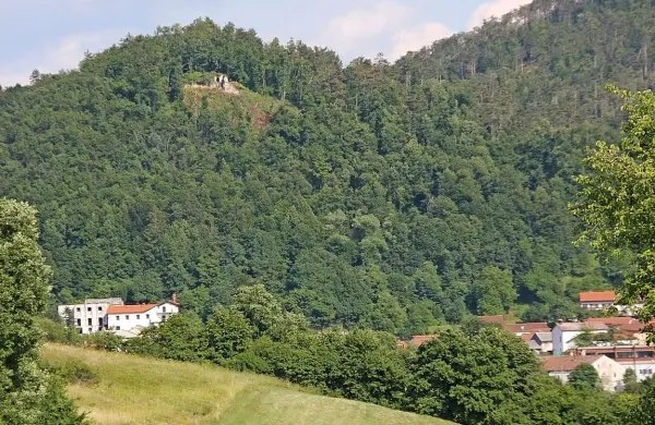 Čistina okoli ruševin vsaj pol tisočletja starega gradu  nad Senožečami z razgledno točko je 
rezultat pridnih rok senožeških prostovoljcev.    

