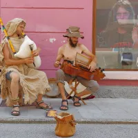 Za muziko sta poskrbela ulična godca