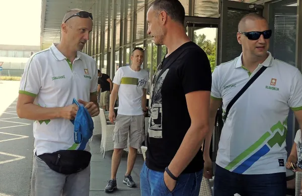 Selektor Jure Zdovc v pogovoru s  pomočnikom Radom 
Trifunovičem, v ozadju drugi pomočnik Gašper Potočnik, 
desno predsednik KZS Matej Erjavec.