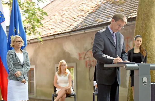 Premier Miro Cerar in ministrica za delo Anja Kopač Mrak sta 
z več kot 50 predstavniki občin, javnih podjetij, bank, 
zavarovalnic in humanitarnih organizacij podpisala sporazum 
o sodelovanju pri pomoči najšibkejšim oziroma pismo o 
nameri za pomoč prisilno izseljenim družinam.