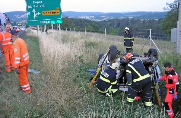 Skoraj na istem kraju, kjer so pred leti v nesreči umrli štirje 
starejši Ljubljančani, so včeraj zjutraj iz razbitin reševali hudo 
poškodovanega 27-letnega Domžalčana. 