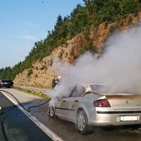 Med Ravbarkomando in Uncem je v soboto zagorel romunski 
peugeot.