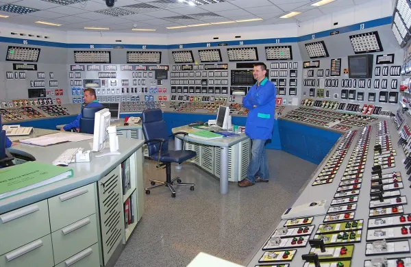 Nuklearno elektrarno Krško, ki so jo v petek zgodaj zjutraj 
preventivno in vroče ustavili, so ponoči pognali. 