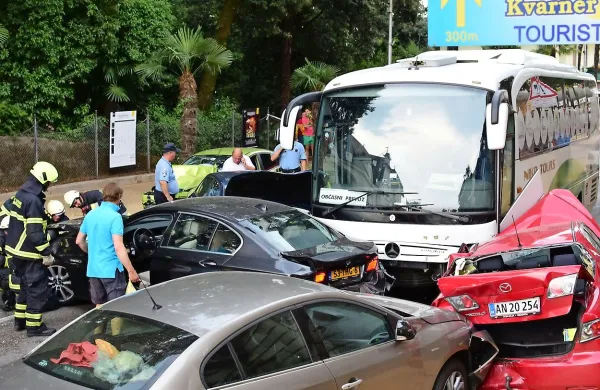 Zaradi obravnave nesreče in odvažanja razbitin je bila glavna 
cesta skozi Opatijo dve uri popolnoma zaprta za promet.