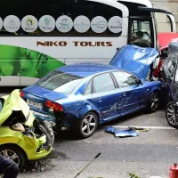 Voznik slovenskega avtobusa je v soboto opoldne sredi 
Opatije potolkel osem parkiranih in en vozeči avtomobil.
