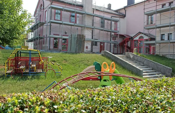 Pivška občina to poletje energetsko sanira javne objekte (na fotografiji Vrtec Mavrica), 
obnavlja Krpanov dom, uredila bo del vodovoda po Pivki in zaključila obsežna dela v Parku 
vojaške zgodovine.