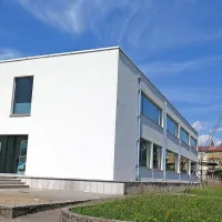 Izklicna cena vseh nepremičnih skupaj znaša 2,768.200 
evrov. To je precej manj, kot znašajo hipoteke, s katerimi so 
banke zavarovale posojila Alukomnu.