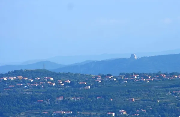 V prihodnje bodo 120 gospodinjstev na slovenskem delu 
Miljskih hribov  navezali na obstoječe italijansko kanalizacijsko omrežje tik čez mejo. 