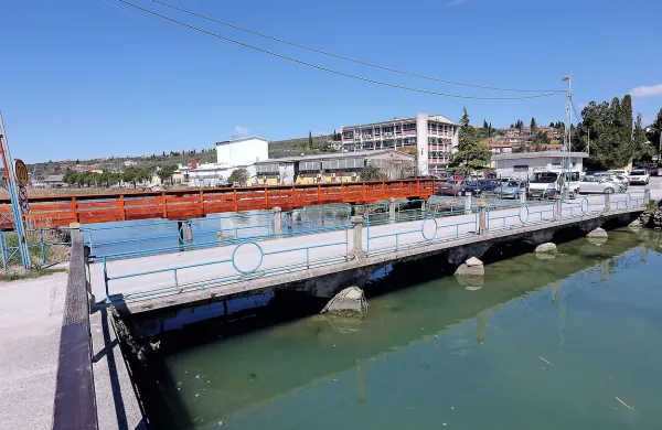Stari most bodo začeli prihodnji teden rušiti. Novega, ki bo 
enak kot dosedanji, bodo predvidoma zgradili do konca 
septembra. 