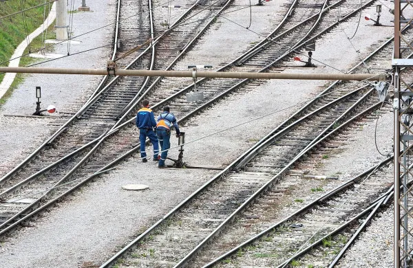 V Luki Koper poudarjajo, da so tranzitno pristanišče ter da je 
za daljše razdalje in večje količine tovora  cenovno sprejemljiv 
le železniški transport.