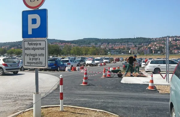 Delavci Komunale Koper so asfaltirali sredinski pas in uvoze 
v posamezne “krake” parkirišča.