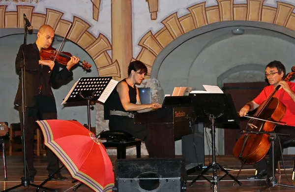 Ansambel Contemporanea 21 je poskrbel za  vrhunski preplet 
glasbenih pogledov na Vivaldija in Piazzollo. 