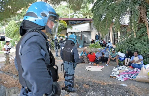 Vse več evropskih držav je prepričanih, da  morata Grčija in 
Italija storiti več pri registraciji in nadzoru prihodov migrantov.