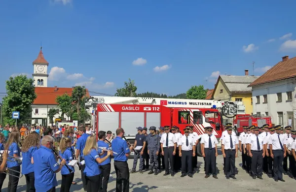   Parada in zbor gasilcev ob 120-letnici PGD Črni Vrh.
