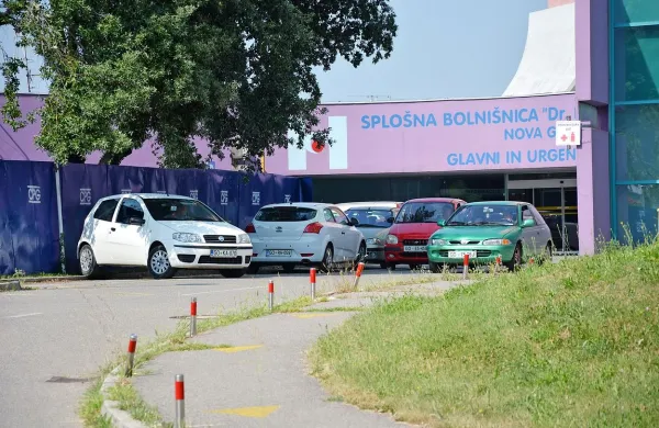Redarji opozarjajo in kaznujejo prekrškarje, a parkiranja pred 
urgentnim vhodom še niso izkoreninili. Tolerirajo ga le, če gre 
res za nujne primere, pa še to za kratek čas. 