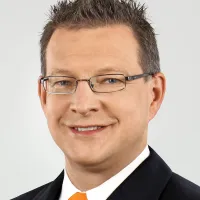 Tadej Mori: 
“Bolnišnica je 
zagotovila nekaj 
dodatnega prostora za 
začasna parkirna 
mesta, a jih ljudje ne 
uporabljajo, ker bi 
morali avtomobile 
puščati na soncu. To 
ni dovolj dober razlog, 
da bi tolerirali 
nepravilno 
parkiranje.”