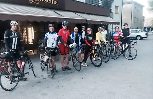 Takole so se kolesarji iz Ajdovščine odpravili na 1000 
kilometrov dolgo preizkušnjo po slovenskih cestah.