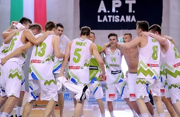 Veselje slovenskih košarkarjev po doseženem obstanku v 
diviziji A. 