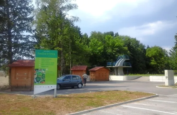 Krajan se je pred pripeko skril v senco bistriške kmečke 
tržnice, ki je že pol leta zaprta. Ali bo z novim upravljalcem 
spet zaživela, bo jasno že kmalu.  