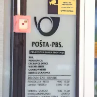Pošta v Jagodju je odprta  največ pet ur dnevno:   ob delovnikih    
od 9. do 12. ure in od 15. do 17. ure,   ob sobotah  pa le  med 9. 
in 11. uro.