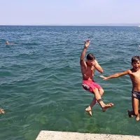 V teh dneh ima morje dobrih   sedem stopinj manj od ozračja, 
ki  se približuje 37 stopinjam Celzija.