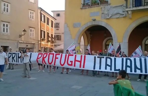 Približno 20 protestnikov je pred županstvom v Miljah protestiralo, ker bo občina v opuščenih vojašnicah tik ob meji 
namestila begunce.