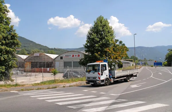 Do zamude pri prenovi je prišlo tudi zato, ker ima cesta, ki gre 
mimo nekdanje hale Mebla a+a,  več lastnikov, kar spominja  
na zgodbo o SGP.  