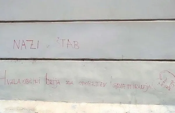 Neznanec je poleg fasade občinske stavbe z barvo pomazal 
tudi napis na spomeniku na Mestnem trgu in steno kinodvorane v Idriji.