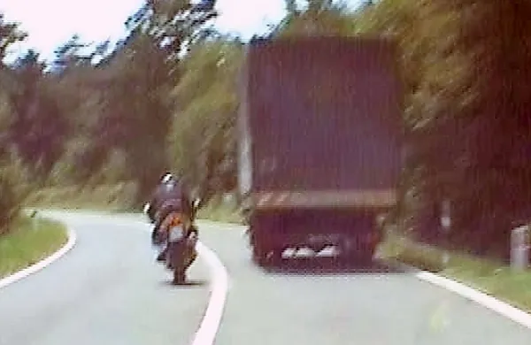 Motorist je pred policistoma prehiteval čez neprekinjeno črto 
(fotografija je simbolična).
