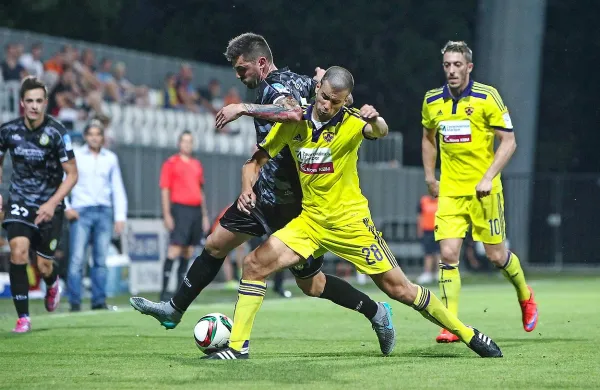Nogometaši Maribora (v rumenem) so končali evropske 
nastope v tej sezoni. Fotografija je s tekme proti Kopru za 
superpokal. 