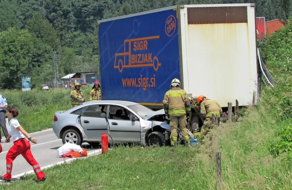 Junija in julija se je na severnoprimorskih cestah povečalo 
število smrtnih žrtev,  pri Idriji se je pred dnevi s tovornjaka 
odpela prikolica in zadela kombi, v katerem je  umrl 30-letni 
voznik, ki se je peljal na delo.  