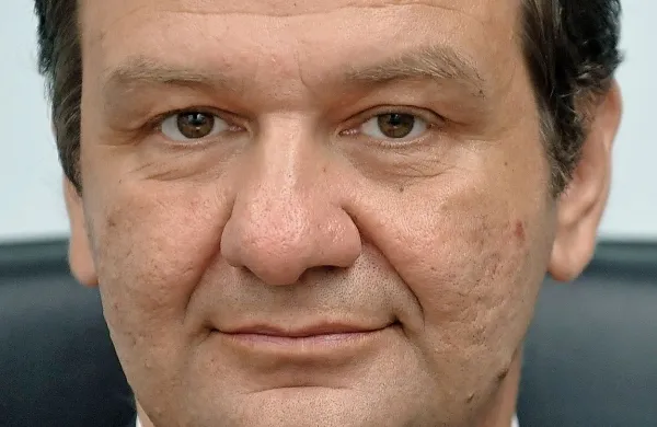Simon Vrhunec, ki je zadnji dve leti kot vršilec dolžnosti vodil 
Univerzitetni klinični center (UKC) Ljubljana, je na današnji 
novinarski konferenci dejal, da po 10. avgustu, ko se mu 
izteče mandat, ni več pripravljen voditi tega zavoda. 