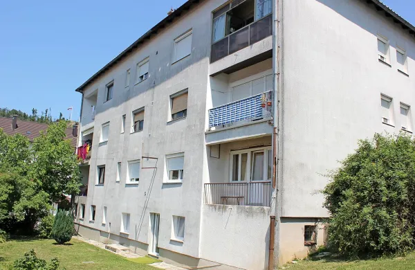 Občina Postojna je v kletni etaži te stavbe prodala dve nekdanji vojaški stanovanji, in sicer za 19.000 evrov 
stanovanje veliko 40 kvadratnih metrov, za  24.000 evrov pa stanovanje s 45 kvadratnimi metri. V sosednji stavbi  
je za 45 kvadratnih metrov veliko stanovanje v prvem nadstropju iztržila 31.500 evrov.