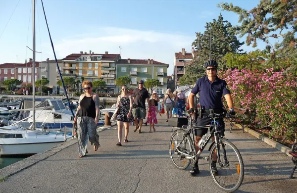 Danijel Zagorac  ugotavlja prekrške in kazniva dejanja ter jih   preprečuje - na kolesu.