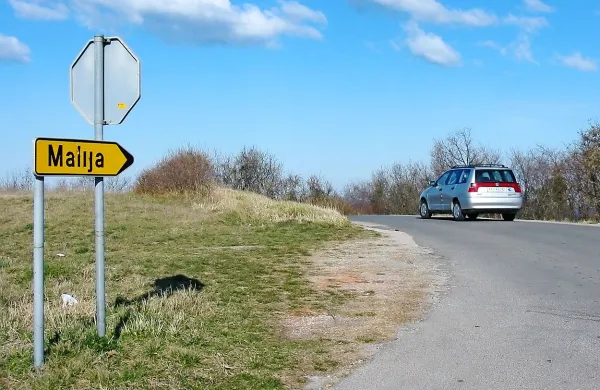 Cesta čez Malijo je med vikendi obremenjena z vozili, saj 
mnogi po njej ubirajo bližnjico in se izogibajo gneči na obalni 
cesti. Krajani Vinjol so zaskrbljeni za svojo varnost. 