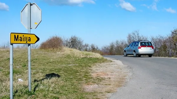 Cesta čez Malijo je med vikendi obremenjena z vozili, saj 
mnogi po njej ubirajo bližnjico in se izogibajo gneči na obalni 
cesti. Krajani Vinjol so zaskrbljeni za svojo varnost. 