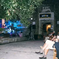 Jeff se je utapljal v ritmih jazza in vročine