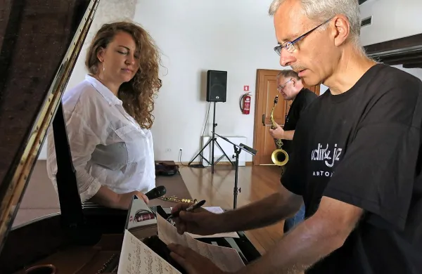 Renato Chicco (na fotografiji s pevko Emilio Martensson in 
saksofonistom Neviom Zaninottom) se vsako leto vrača v 
Izolo, kjer bodisi prireja delavnice bodisi zaigra na koncertu. 