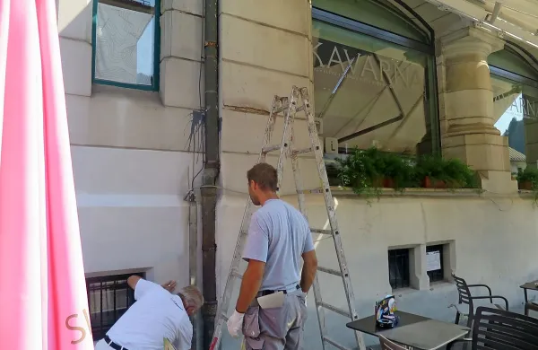 

Polno zaposleni pleskarji v ranih jutrih stavbam vračajo znosen videz.