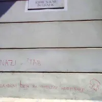 Pod napisom  “nazi štab” še cinična “zahvala” občini, za 
odobritev grafitiranja.