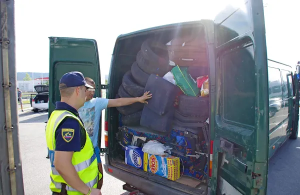 Policisti pogosto ugotavljajo, da vozniki  tovorna vozila preveč obremenijo. 