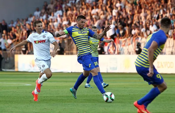 Ivica Guberac (z žogo) je z izjavo, da je Dinamo večji klub od 
Hajduka, po mnenju nekaterih piscev na forumih užalil celo 
Dalmacijo. 