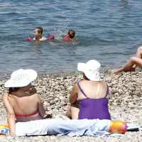 Sončenje v najhujši pripeki, kljub pokrivaloma, lahko privede 
do vročinskega udara.  