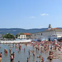 Na kopališču Lanterna, El Pedocin, v Trstu so na eni strani zidu samo ženske in otroci, onstran njega pa zgolj moški kopalci.