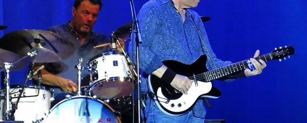 Razposajeni Mark Knopfler je zaigral samo eno pesem z novega albuma Tracker in kar pet 
klasik svojega nekdanjega kultnega benda Dire Straits. 