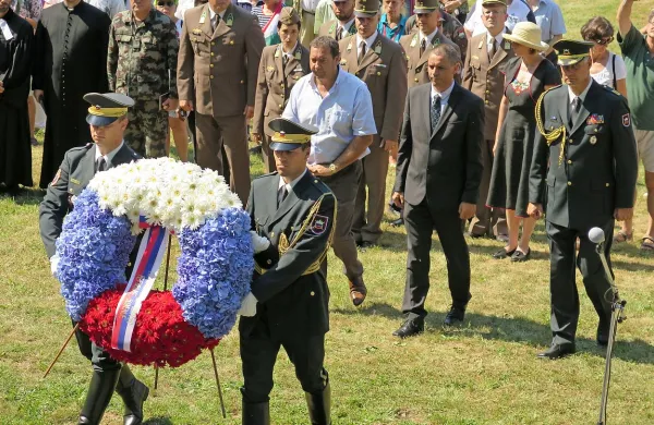 Poklonu madžarske delegacije na štanjelskem vojaškem 
pokopališču se je pridružil tudi komenski župan Marko 
Bandelli (tretji z desne).  