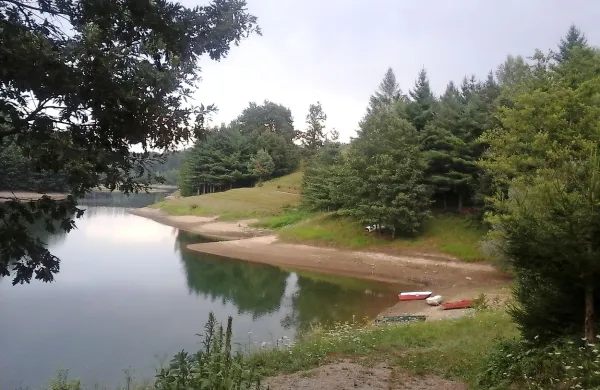 Akumulacijski jezeri Mola (na fotografiji) in Klivnik nista 
namenjeni kopanju, pač pa za zadrževanje poplavnega vala 
vode v času obilnih padavin  ter za bogatenje rečnih voda v 
sušnem obdobju. 