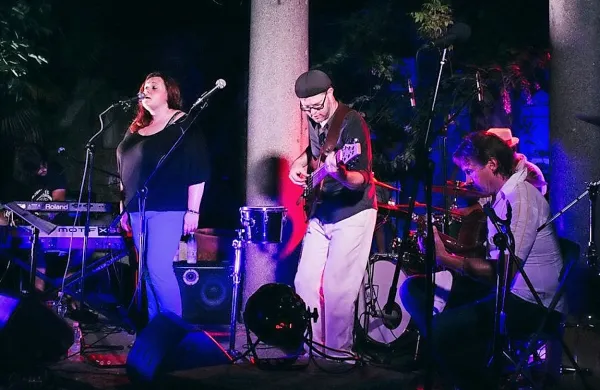 AP Group se je spretno sprehajal med reggaejem, etnom in  
bossanovo.  